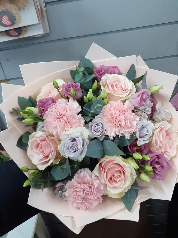 Букет цветов из: Розы, Гвоздики и Лизиантусы в Богородское